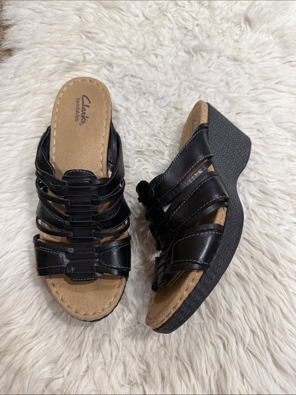 Clarks Bendables black leather Strappy wedge sandals with textured heel size 9.5